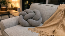 Coussin Tressé : L'Accessoire Radical qui Casse les Codes de la Déco